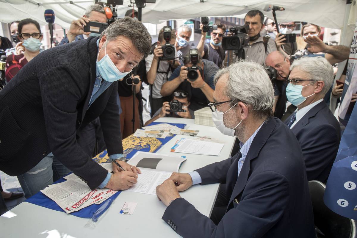 Renzi firma i referendum: "Pressione sul Parlamento"