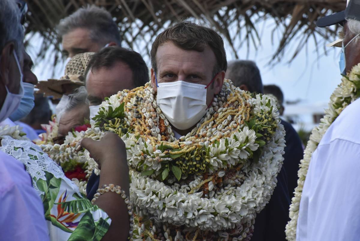 Macron ricoperto di fiori. Ma spunta l'immagine inaspettata