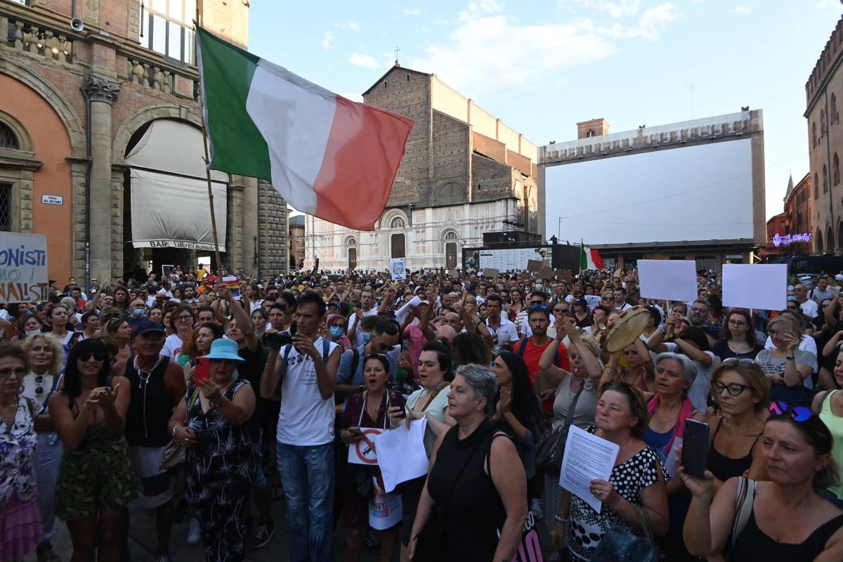 No pass in piazza in tutta Italia tra slogan e poche mascherine