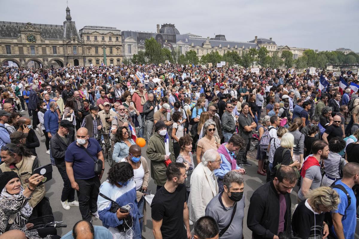 La Francia protesta contro il certificato verde. Dai comunisti all'estrema destra: in 200mila