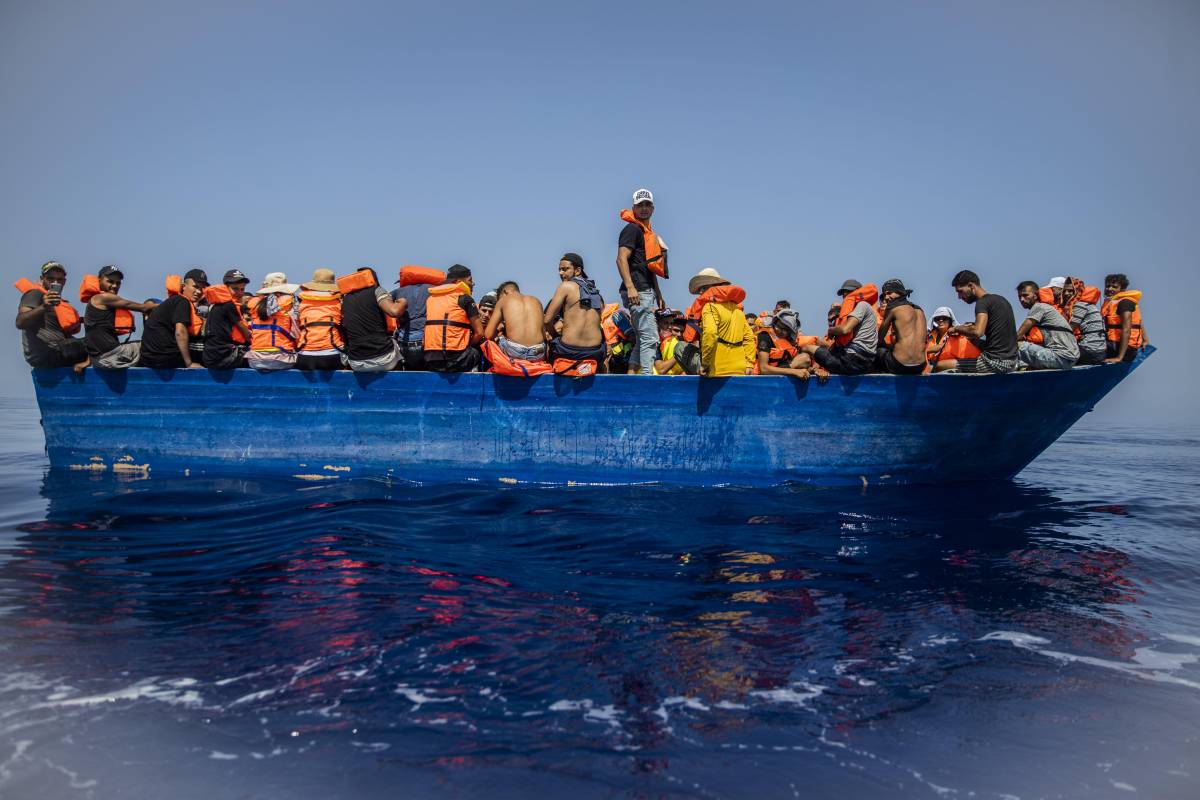 Lampedusa scoppia, l'Ong soccorre altri 400 migranti