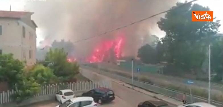 Devastante incendio a Pescara: case evacuate e feriti in ospedale