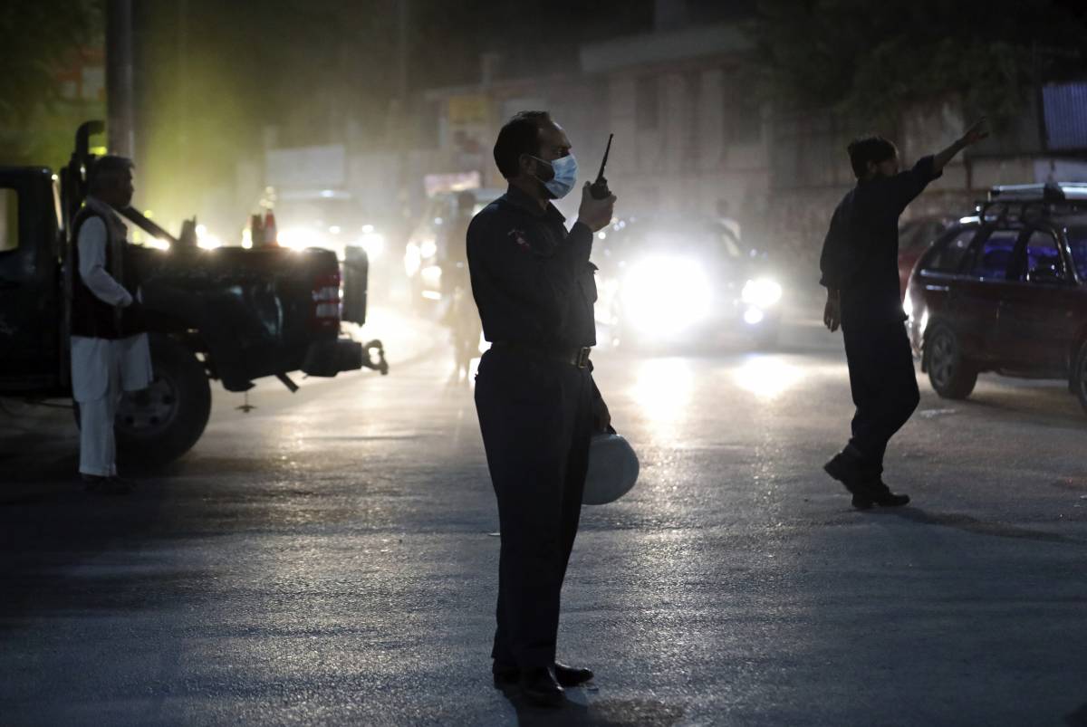 Kabul, l'assalto dei talebani: due esplosioni. Civili in trappola