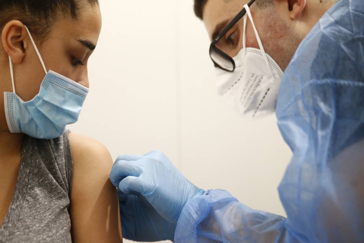 I morti vaccinati sono solo l'1,2%. "Sì alla terza dose per i più fragili"