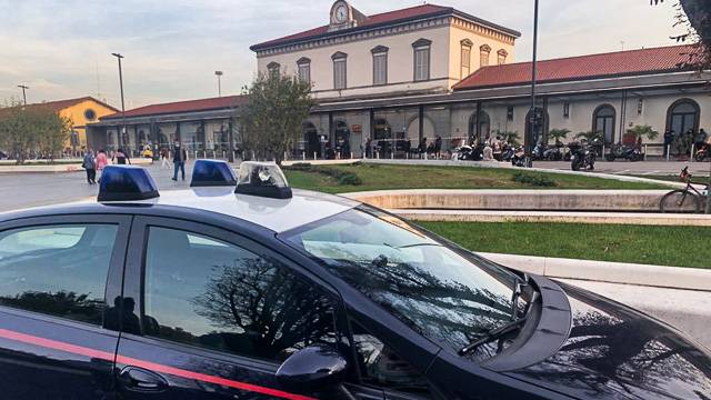 I carabinieri intervenuti ne pressi della stazione d Bergamo