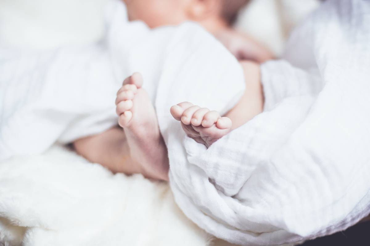 Si addormenta mentre allatta: neonato di tre giorni muore soffocato
