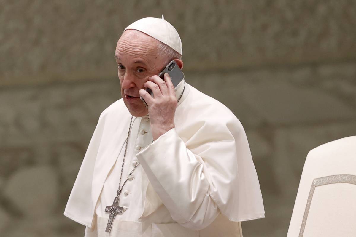 Fuori programma all'udienza generale: il Papa risponde al telefono e se ne va