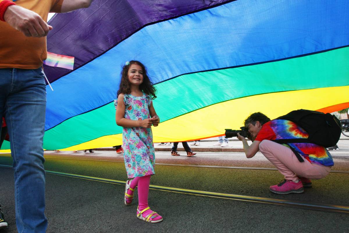 "Bimbi liberi di cambiare genere". È scoppia la bufera a scuola