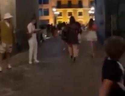 Napoli, istiga bambino a colpire ragazzina con il pallone