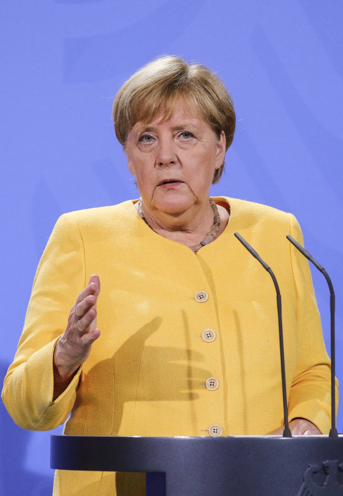 Angela Merkel: "Abbiamo sbagliato tutti". Johnson e Macron chiedono un G7 d'urgenza