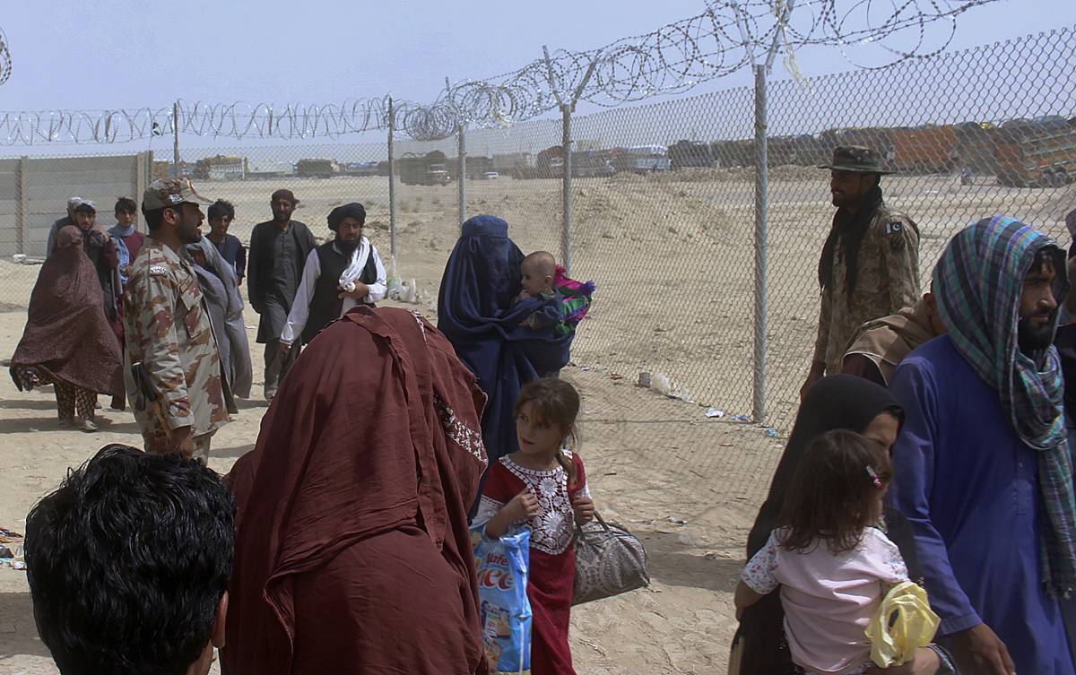 "Accogliamo gli afgani", "No a migliaia di arrivi". Scontro sui profughi