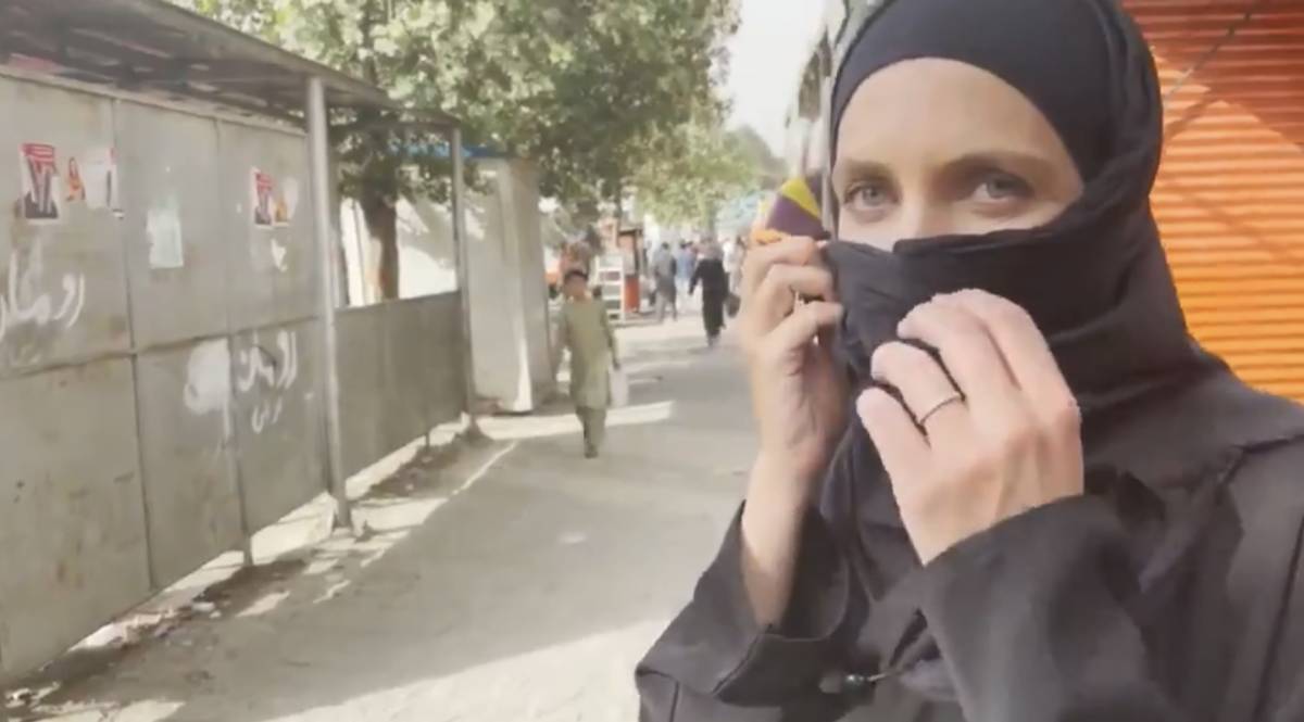 "Copriti il viso": aggredita dai talebani la giornalista della Cnn