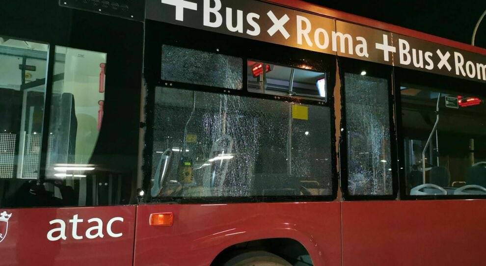 Sassi contro bus e conducenti: "Forse una vendetta dei rom" 