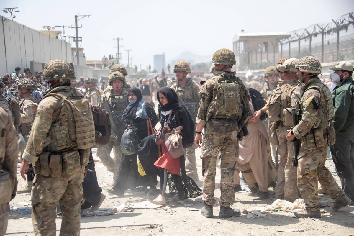 Via dall'Afghanistan: la folla in aeroporto e l'eco degli spari