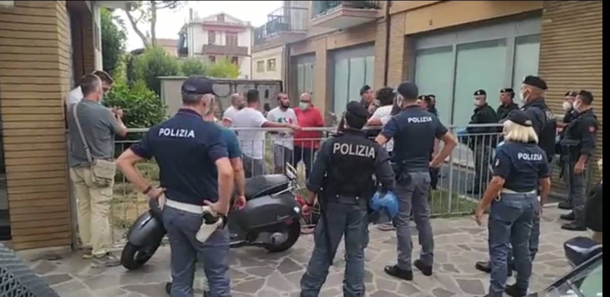 Cori, lanci di uova e cartelli: Speranza assalito dai manifestanti