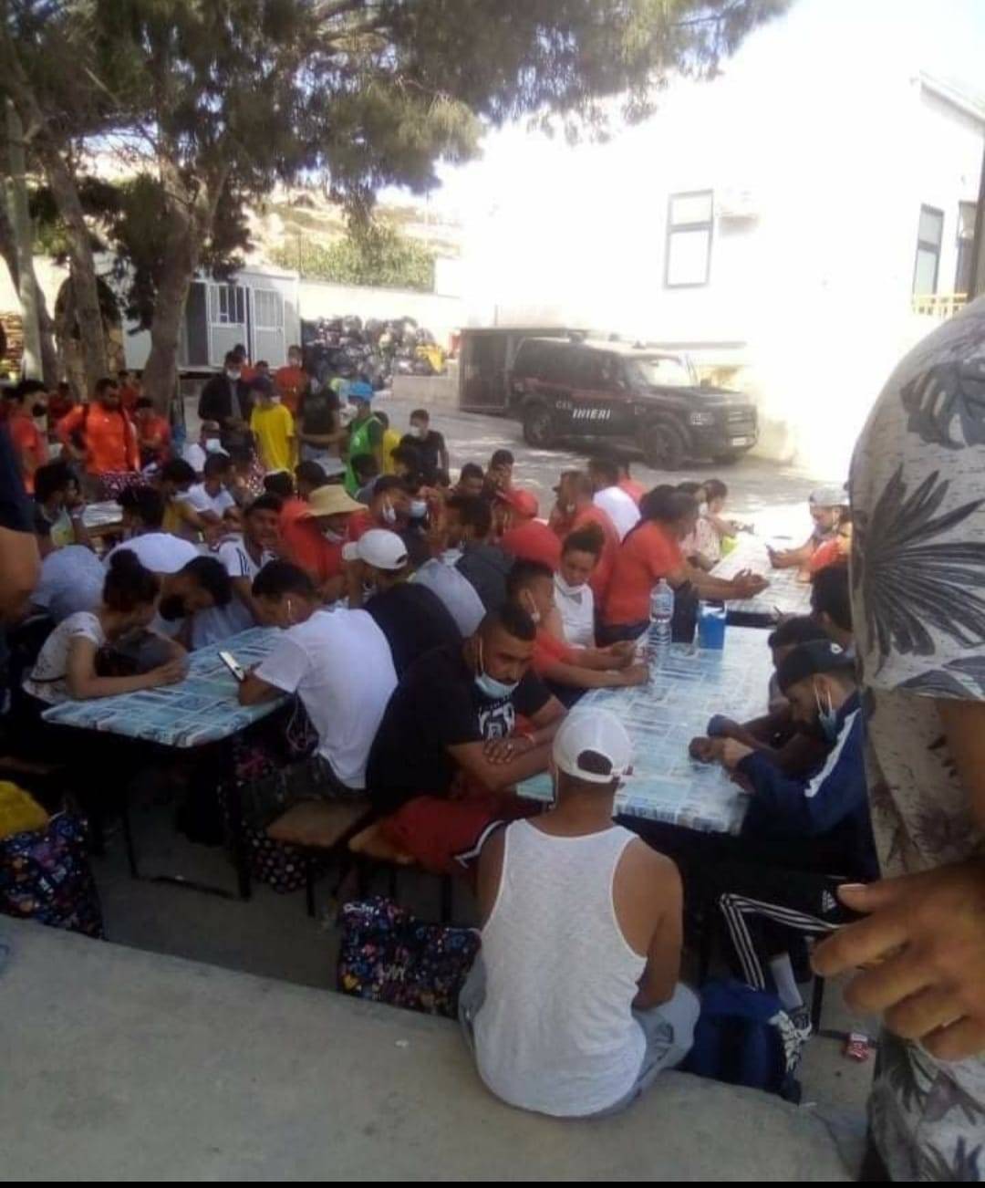 Circa 900 migranti nell'hotspot: a Lampedusa è emergenza sbarchi