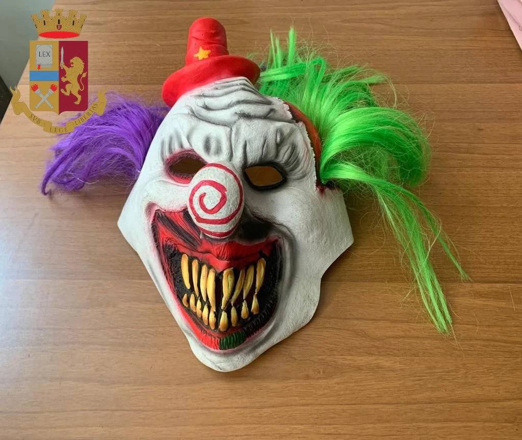 Il clown incubo delle donne: "Martellate sulla testa per rapinarle"