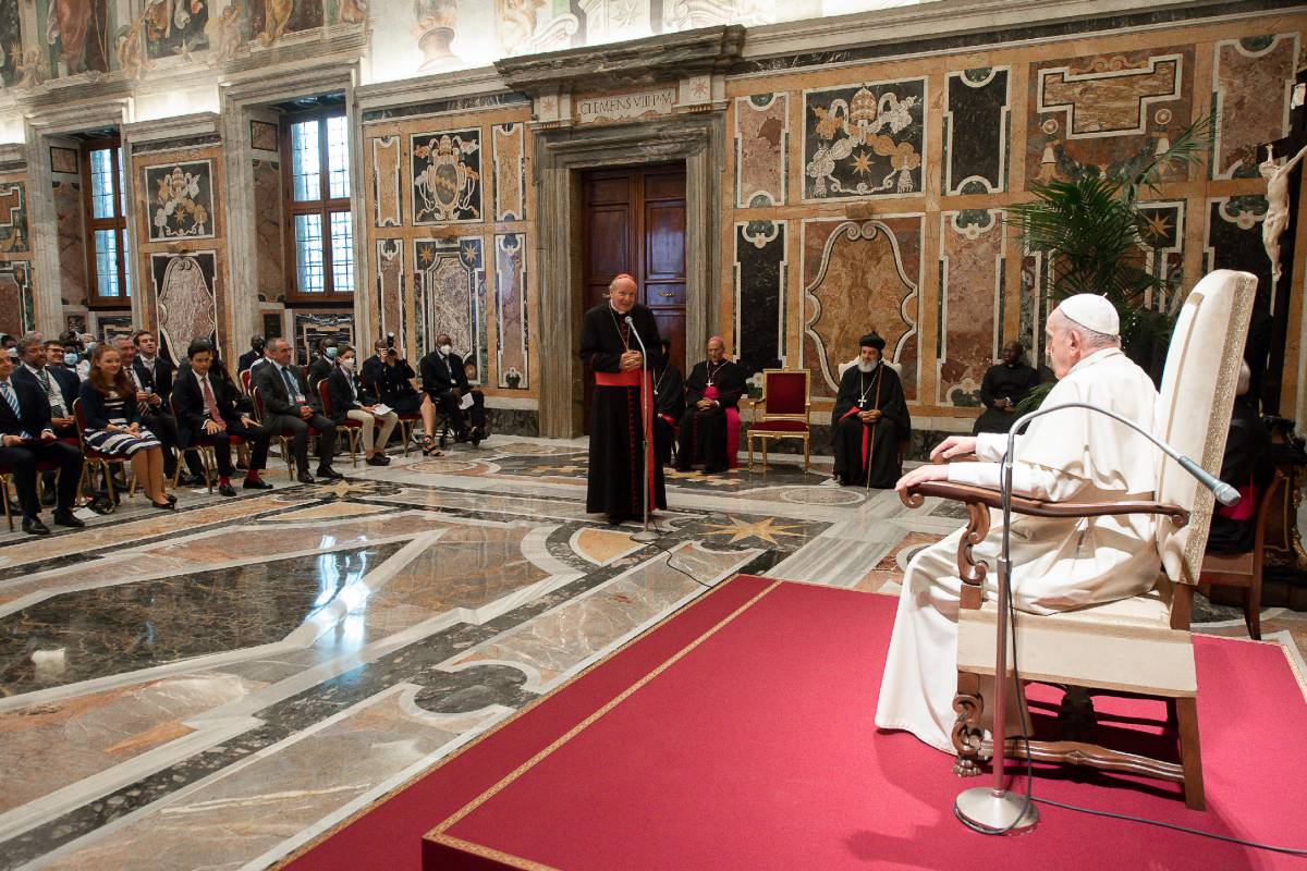 Il Papa sofferente striglia i politici: "Servite il bene non il tornaconto"