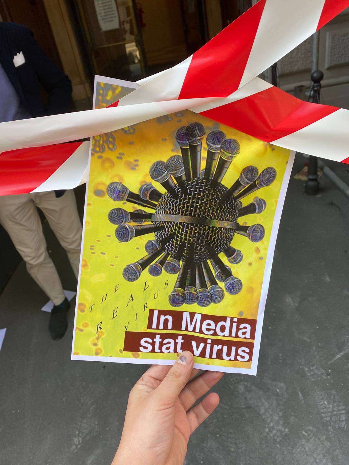 Il blitz dei no-vax contro il "Giornale". Slogan e insulti da Roma a Milano