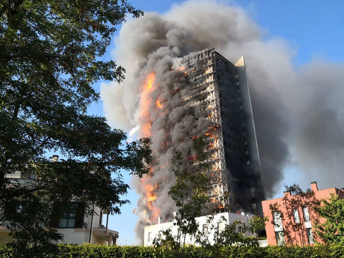 Va a fuoco un grattacielo di Milano, evacuate 70 famiglie: "Rischiava di precipitare"
