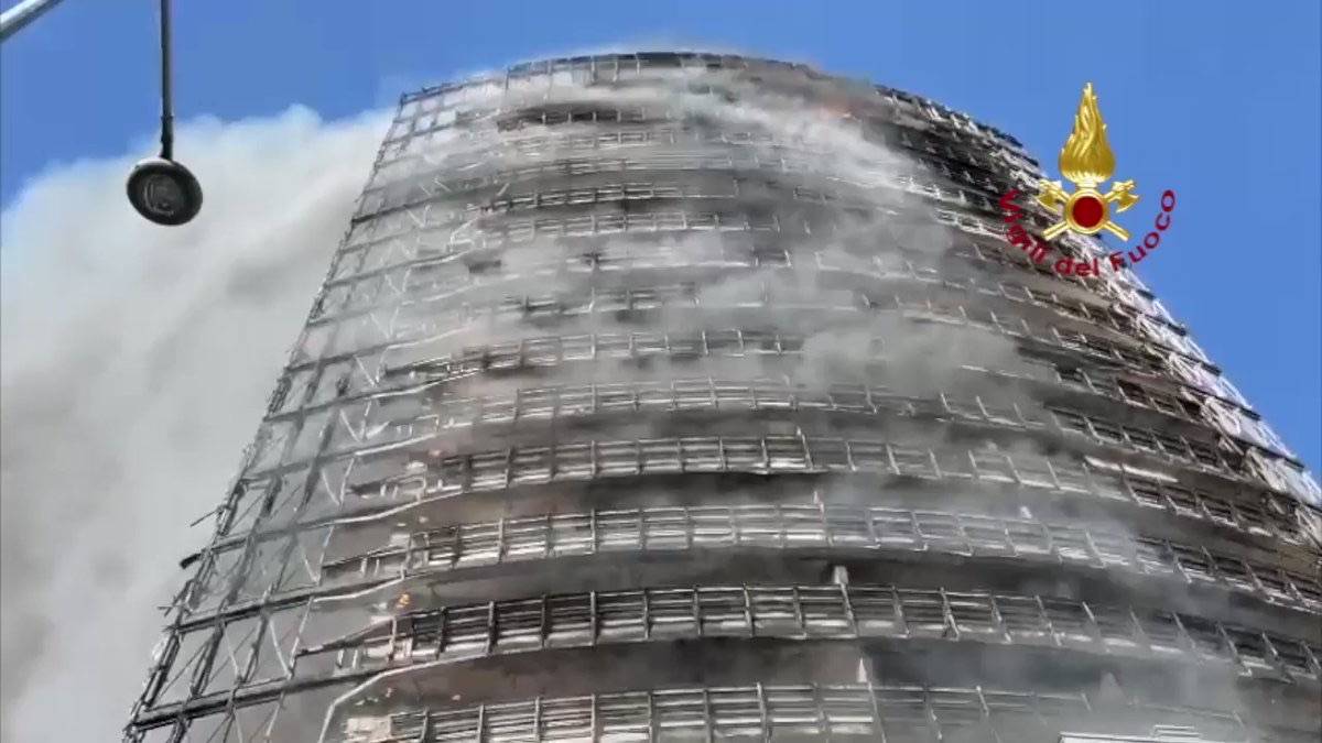 Grattacielo distrutto dalle fiamme a Milano