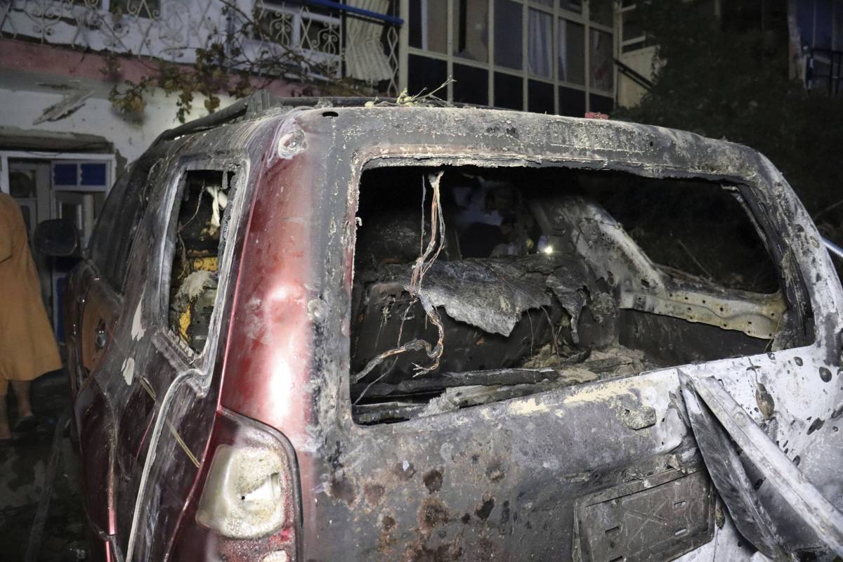 Razzo Usa su Kabul: "Colpiti i kamikaze. Era un'auto-bomba contro l'aeroporto". Muoiono 4 bambini