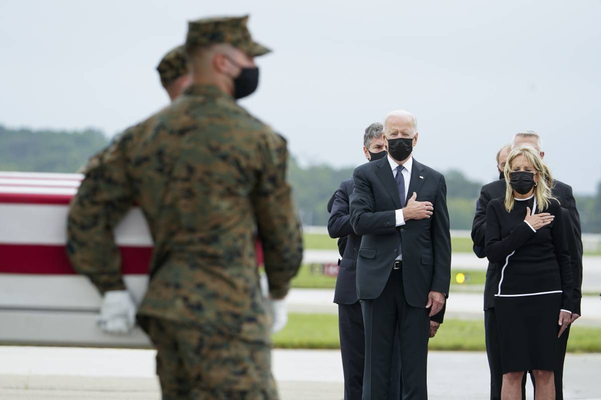 L'omaggio di Biden ai 13 soldati morti: "L'ultimo sacrificio del Paese migliore"