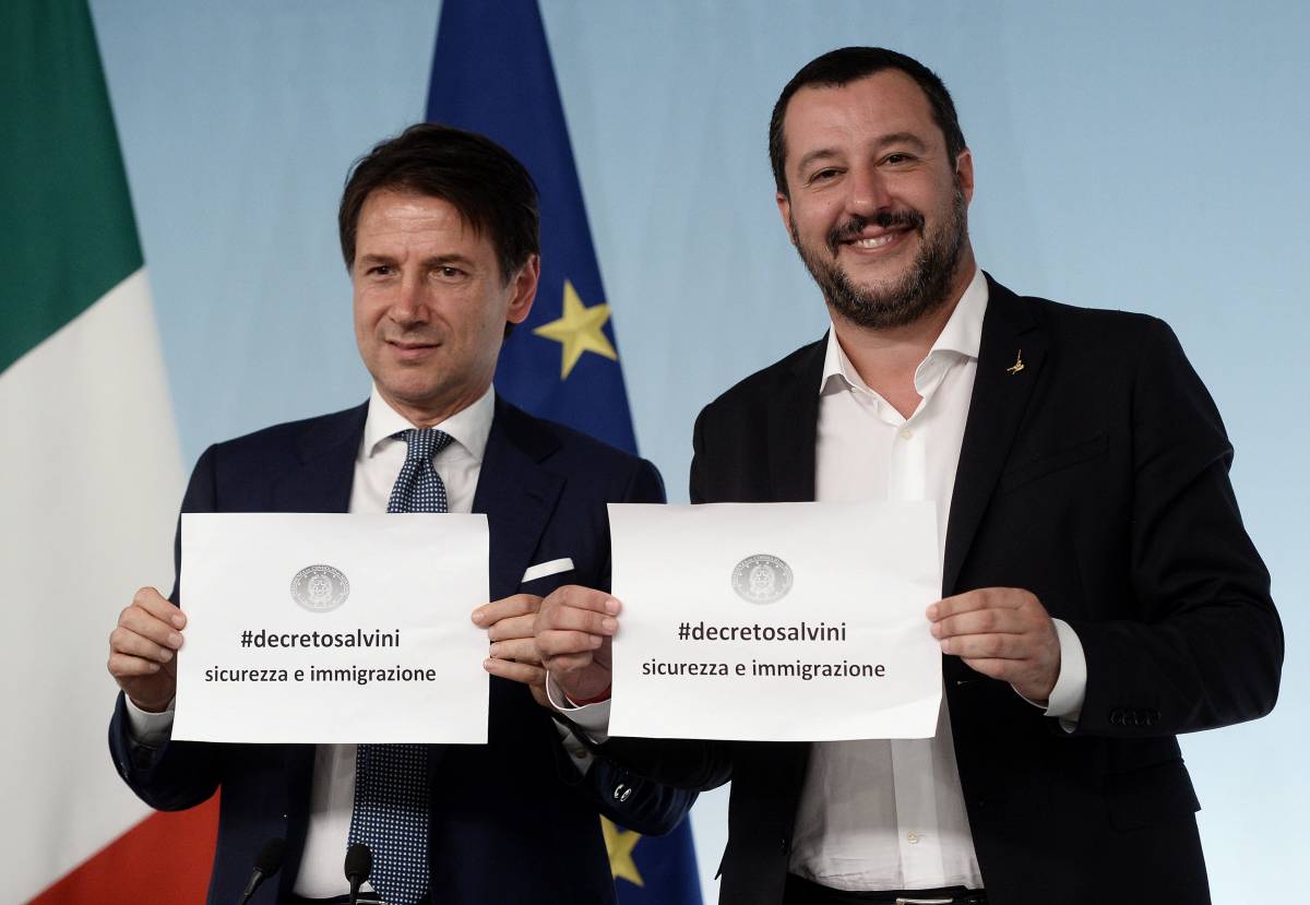 "Decreti sicurezza flop", ma li aveva firmati lui. Pur di attaccare Salvini Conte si dà dell'incapace