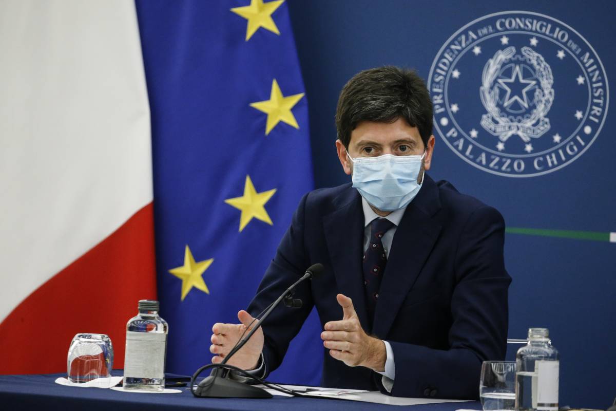 Vaccini, l'allarme di Speranza: "Si rischiano nuove chiusure"