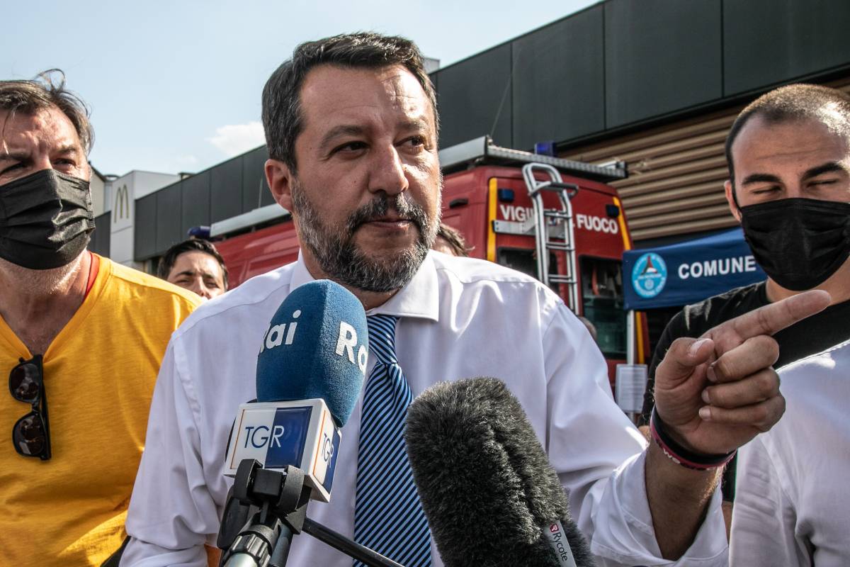 "Varianti? Reazione al vaccino". Bufera su Salvini, lui: "Basta polemiche, uniti contro il virus"