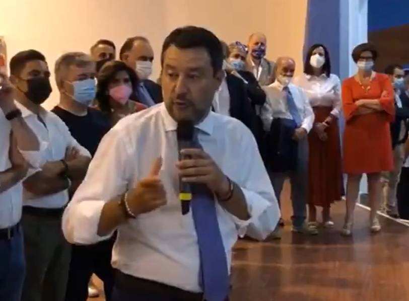 Matteo Salvini al comizio: "Mi tolgo la mascherina, ho fatto la seconda dose"