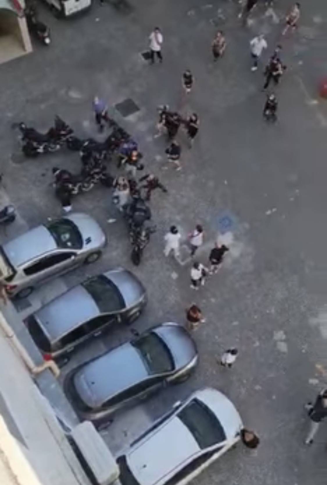 "Fateci entrare". L'assalto all'ospedale: carabiniere ferito nella rissa