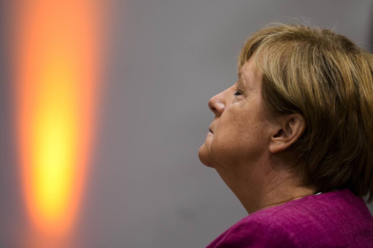 Merkel striglia il partito. Resa dei conti nella Cdu: i falchi contro Armin
