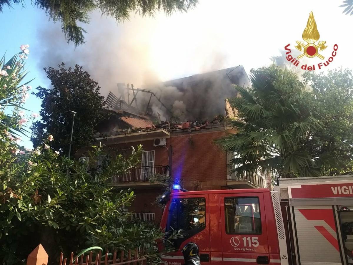 Esplosione dopo fuga di gas, crolla una palazzina a Roma