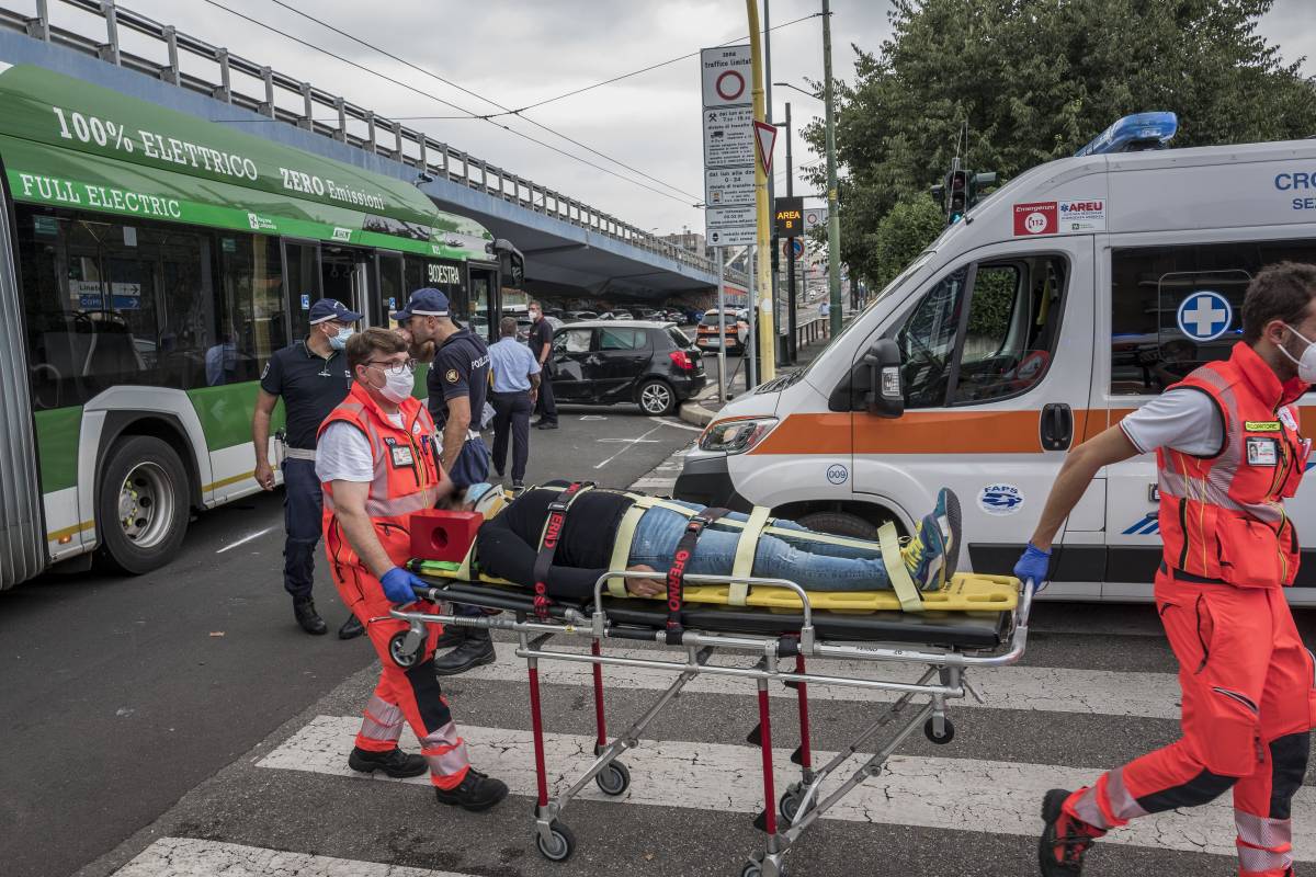 Incidente a Milano: bus si schianta contro auto, 22 feriti