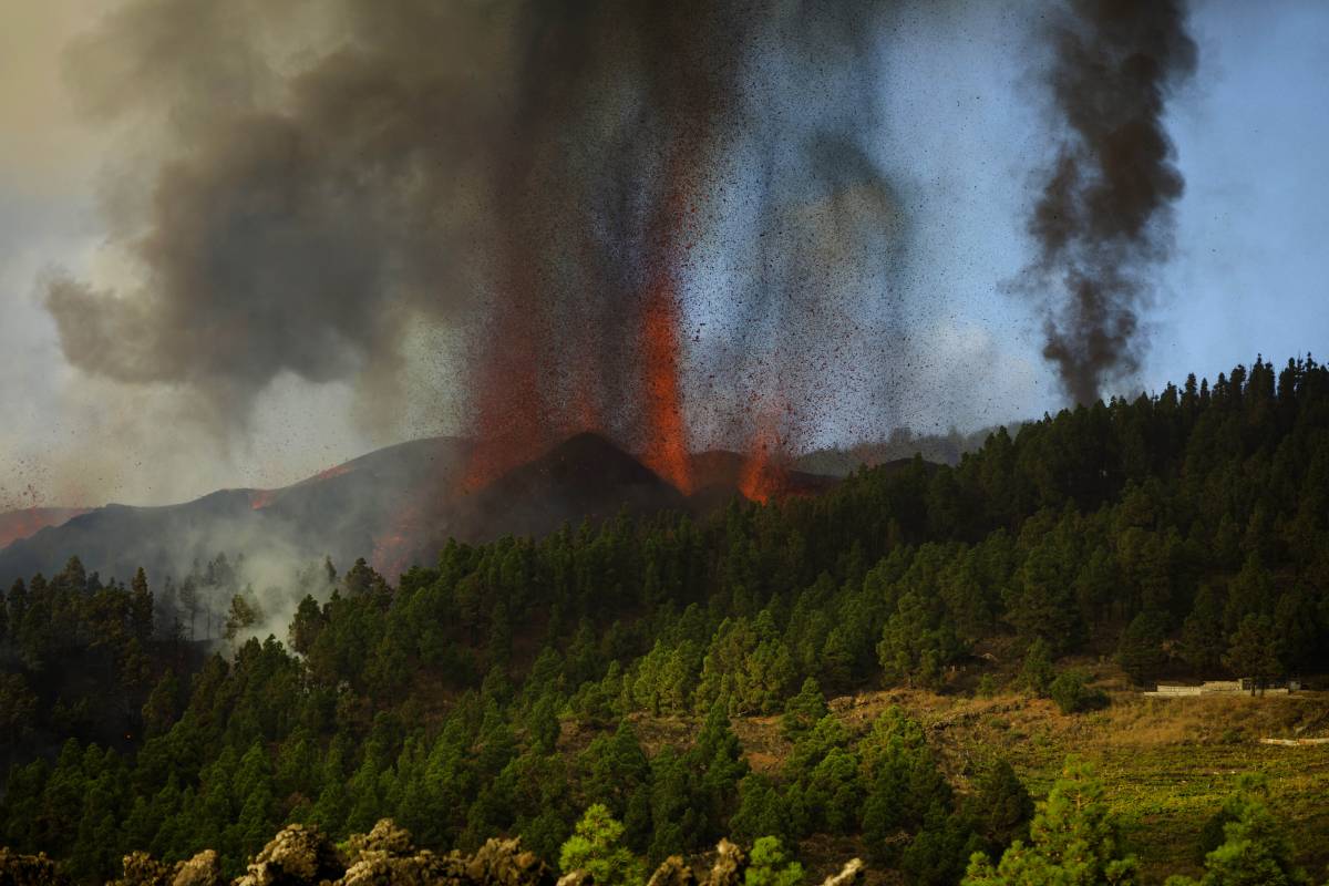 Già evacuati 2mila residenti per l'eruzione a Las Palmas