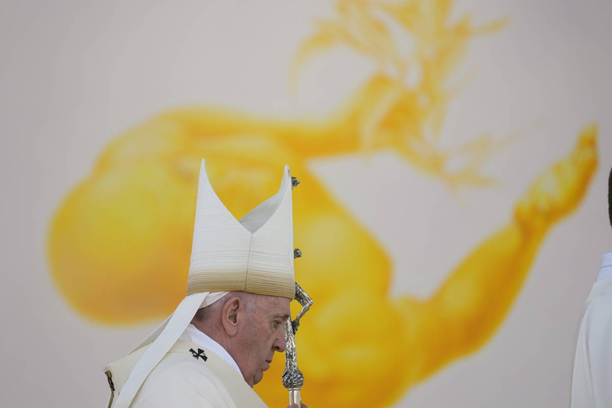 "Pastorale con gli omosessuali": Papa Francesco apre alle coppie gay