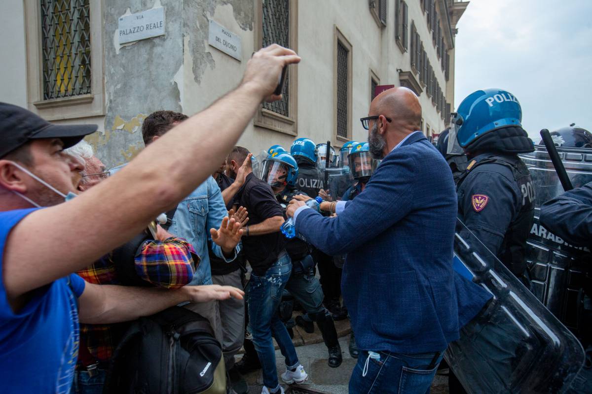 No Pass scagliano bottiglie sugli agenti: tensione a Milano