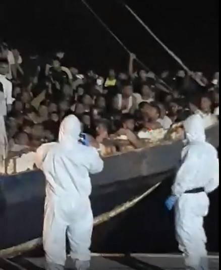 Maxi sbarco nella notte a Lampedusa: 686 in un barcone 