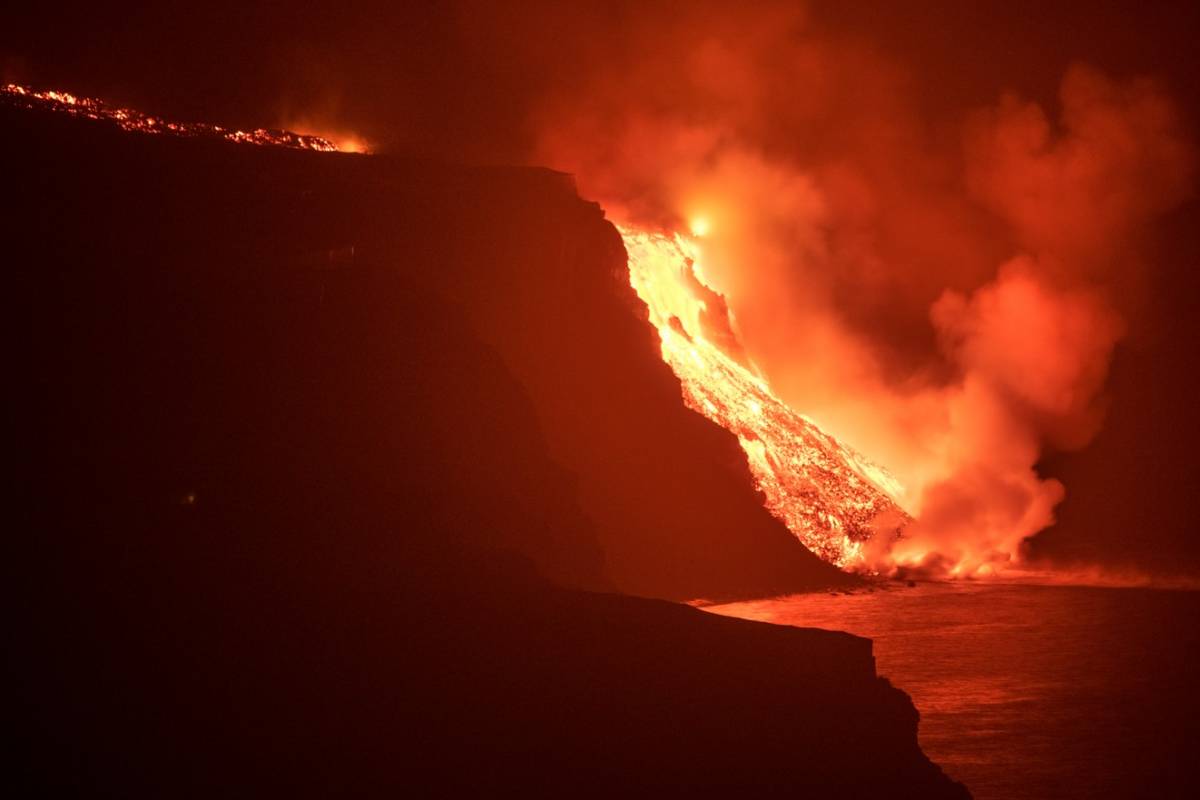 La lava è in mare: paura alle Canarie. Cosa sta succedendo