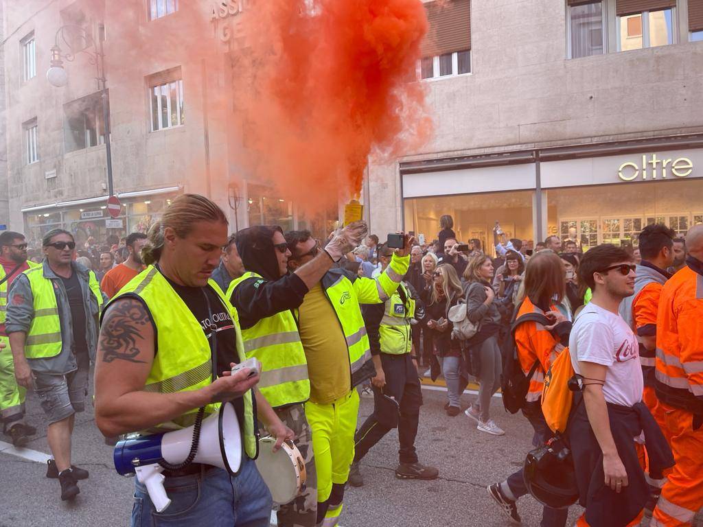I no pass ancora in piazza: Trieste in tilt, i poliziotti tolgono il casco