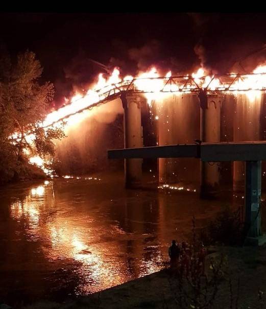 Una lingua di fuoco sul Tevere: in fiamme il "Ponte di ferro" a Roma
