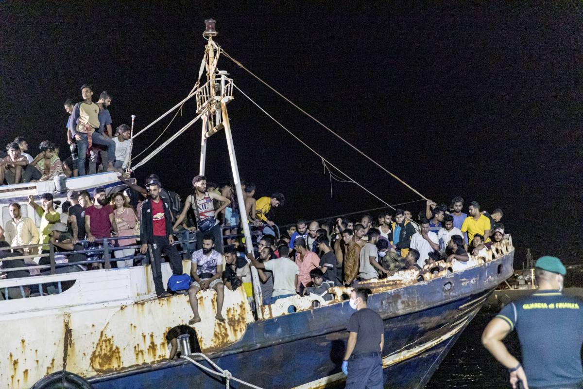 Sbarchi senza fine a Lampedusa. L'ira di Salvini: "Da mesi chiedo un vertice"