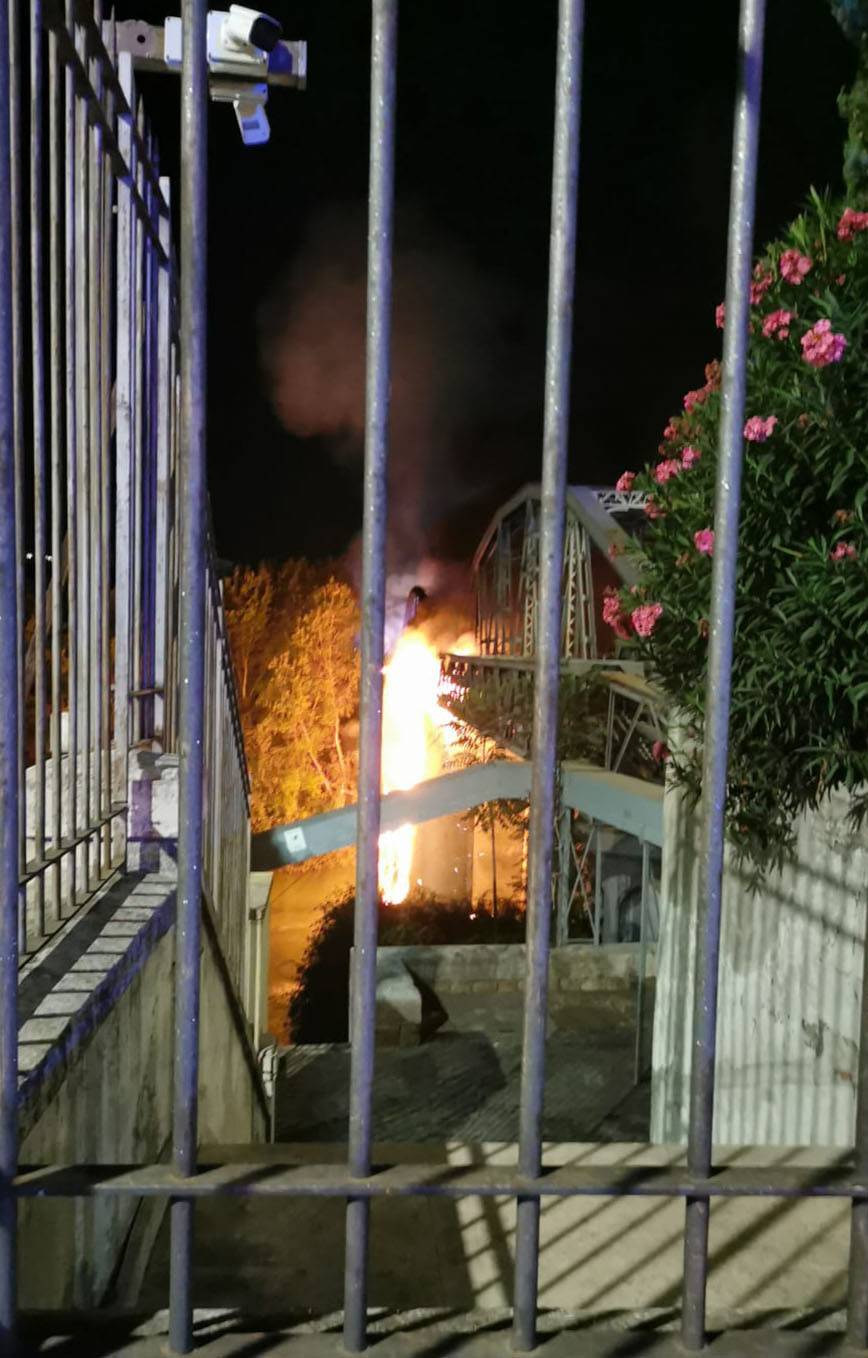 Una lingua di fuoco sul Tevere: in fiamme il "Ponte di ferro" a Roma