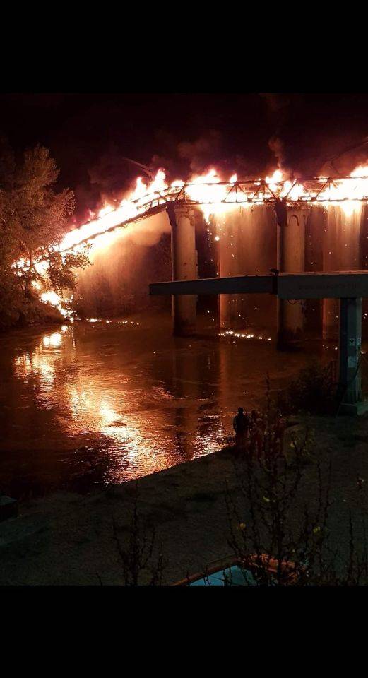 Brucia il Ponte dell'Industria: "Rogo doloso tra le baracche". Ecco tutte le denunce ignorate