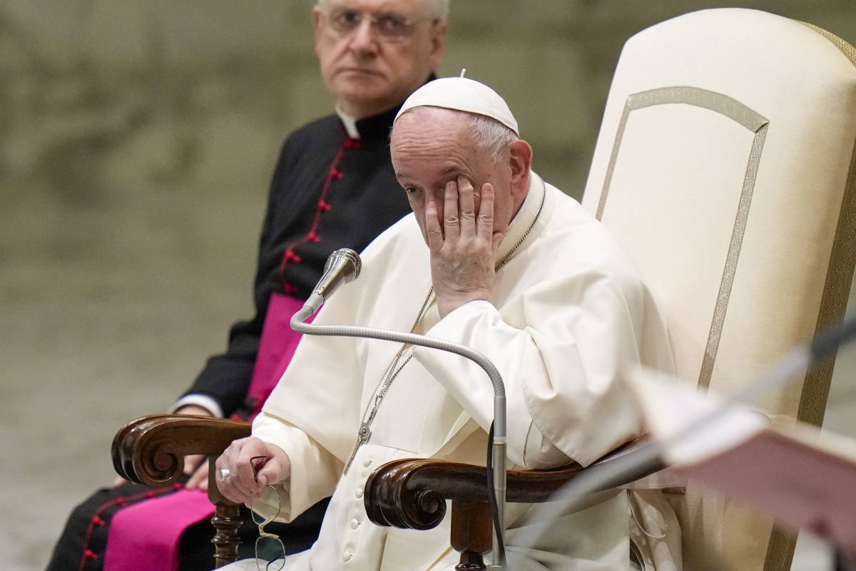 Abusi, mea culpa del Papa. "È il tempo della vergogna"