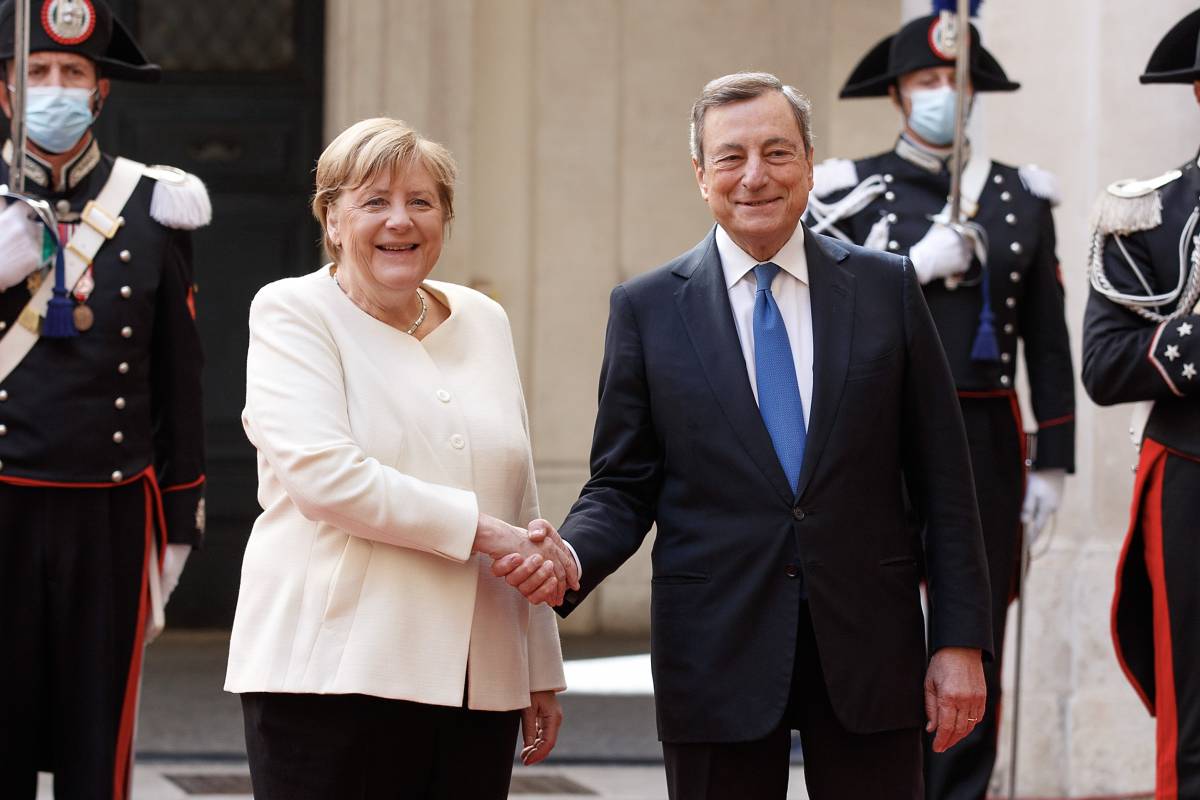 "È il garante dell'Euro": così Merkel incorona Draghi