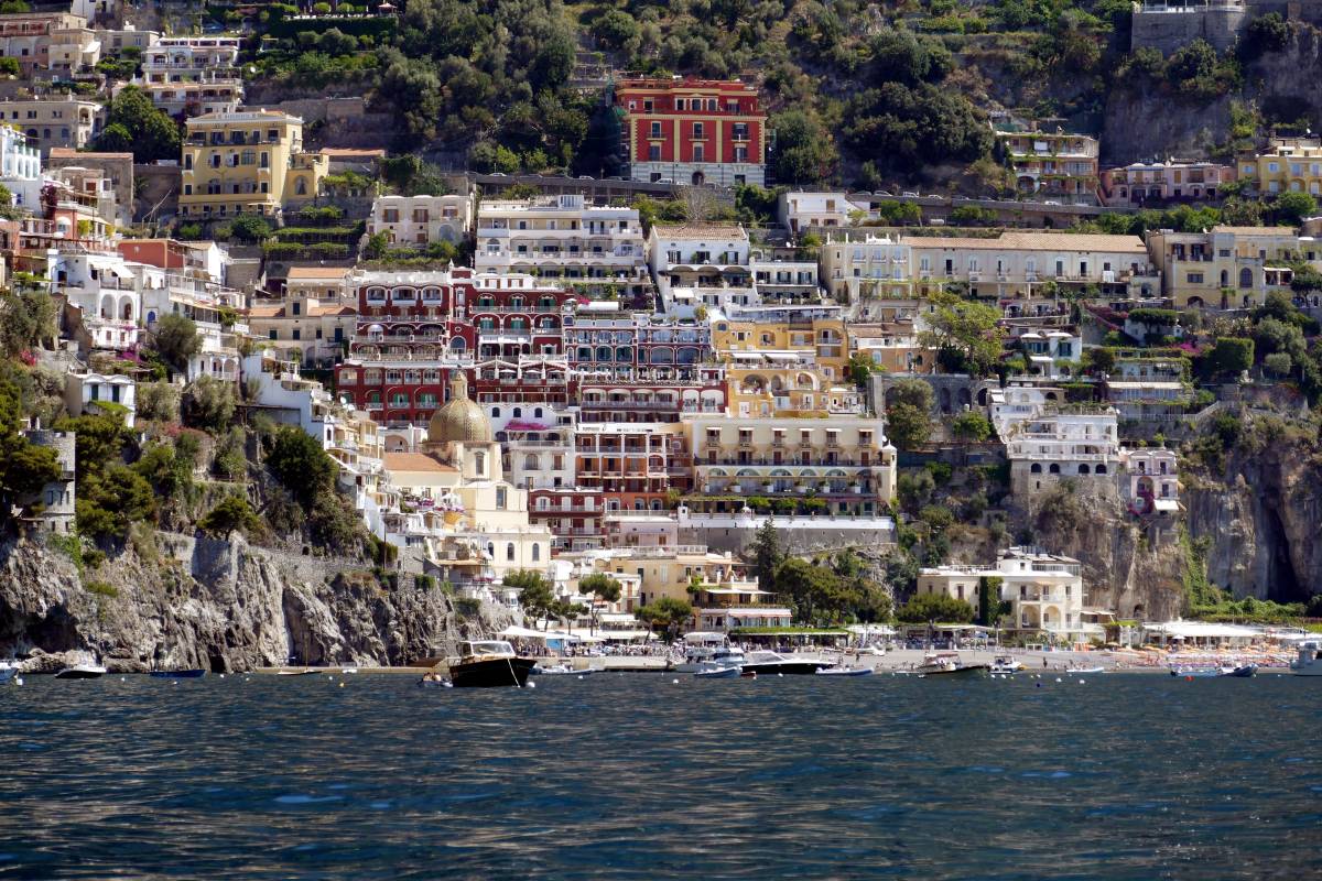 Costiera Amalfitana, scontro fra veliero e motoscafo: muore turista