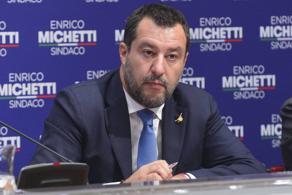 Salvini raduna i suoi e avverte: "Non c'è posto per tutti..."