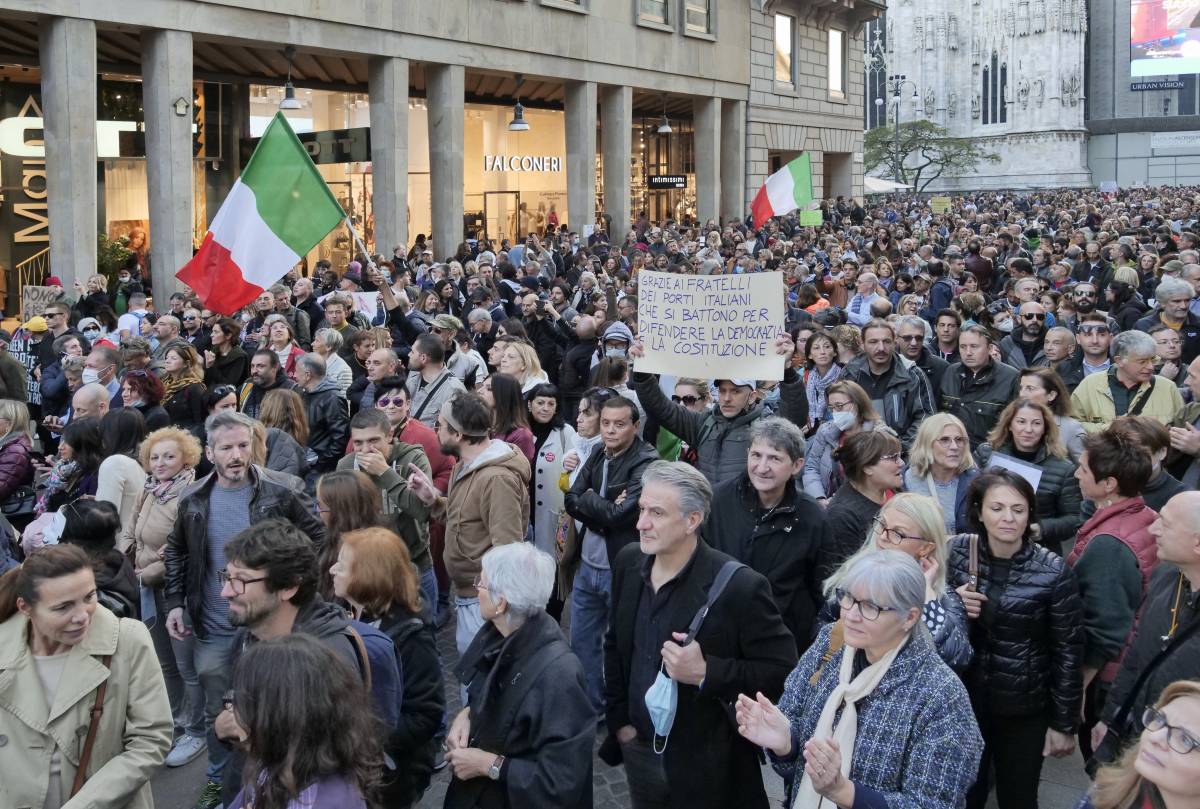 I no pass bloccano Milano: braccio di ferro con la polizia